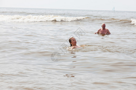 小男孩和爷在海里游泳享图片