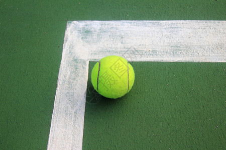 在网球场上的网球图片
