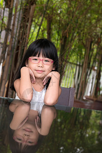 戴眼镜的亚洲小女孩的肖像图片