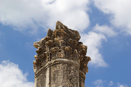 以色列Kapharnaum考古遗址Capharnaum古老犹太教堂废墟的古代柱子建筑图的背景图片
