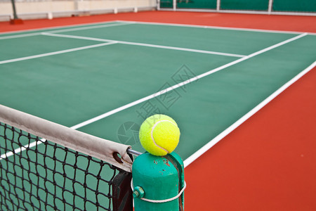带球的网球场图片