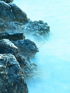 蓝色混乱水中的尖锐礁石图片
