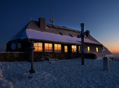 山顶上的小屋冬天的月圆之夜图片