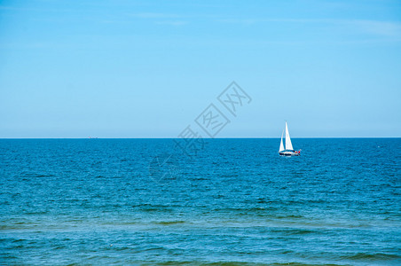 帆船漂浮在海面上图片