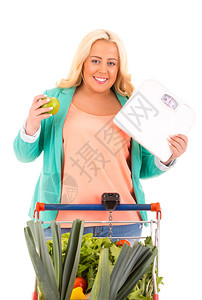 超市里的大女人寻找健康食图片素材