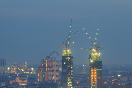 黄昏时分在大城市建设图片