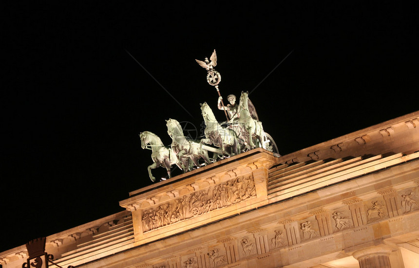 柏林勃兰登堡门在晚上图片
