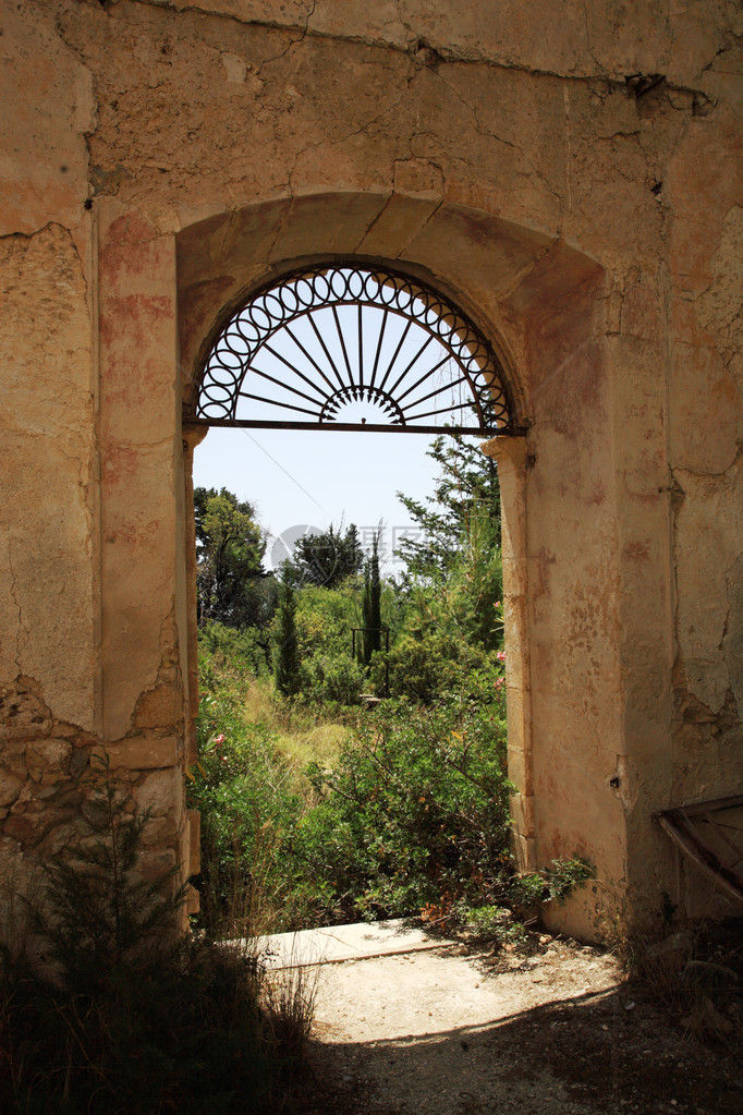 通过修道院窗口Kefaloni图片