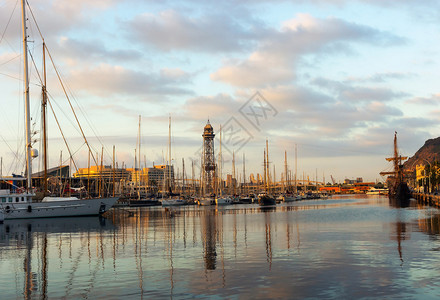 巴塞罗那有游艇港图片