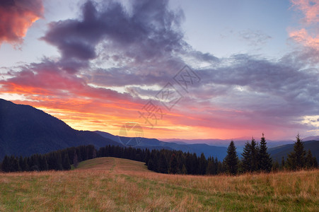 山上日落时的美丽天空晚景背景图片