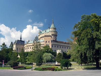 Bojnice城堡Bojnickzmok这座城堡位于斯洛伐克的镇它可能是最著名和访问量最大的斯洛伐克城堡城堡拥有许多景点背景