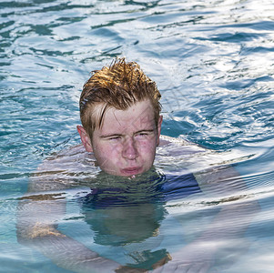 十几岁的男孩喜欢在游泳池里游泳图片