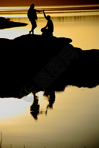夕阳下的浪漫情侣男孩求婚图片