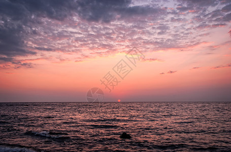 海上红紫夕阳图片