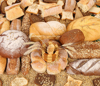 新鲜面包谷物和小麦的构图片