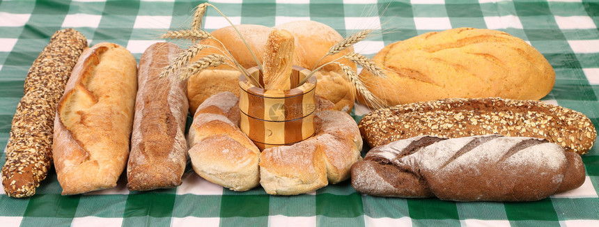 棕色和白色的面包放在桌布上图片