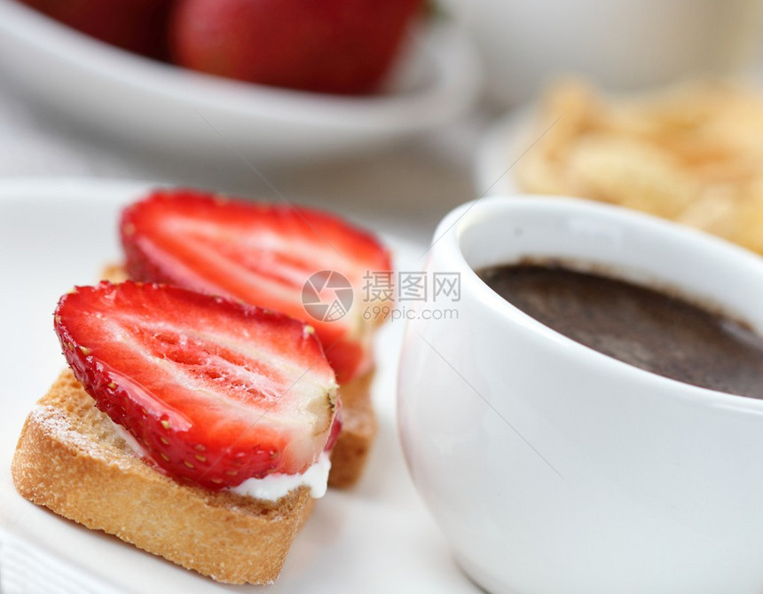 法式吐司配草莓和咖啡图片