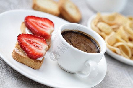 法式吐司配草莓和咖啡图片