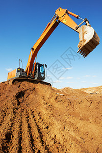 在沙采石场进行挖土作业的图片