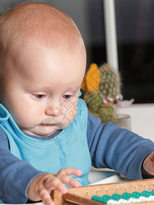 蓝眼睛的6个月男婴肖像图片