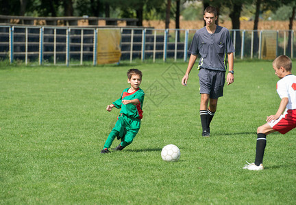 两个小男孩在足球比图片