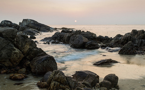 普吉岛卡利姆海滩的日落风景图片