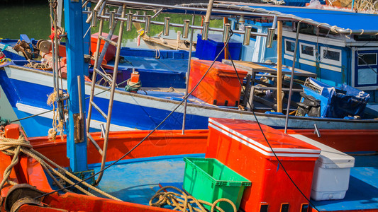 五颜六色的渔船停泊在码头图片