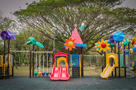 普吉岛公园内色彩缤纷的公共游乐场图片