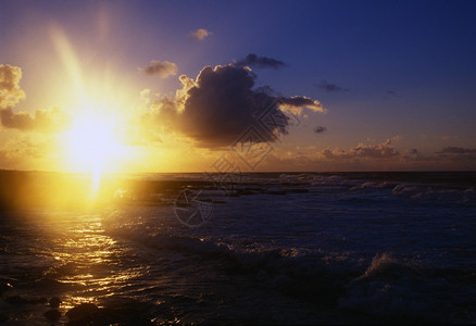 日出乌云海浪沙滩公园图片
