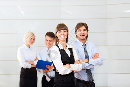 女商人与同事商务人士组站在办公室笑得开心图片