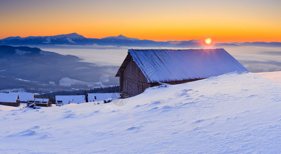 冬天在一个寒冷的早晨在山上日出山房高清图片