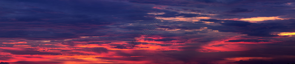 全景美丽的日落天空幕图片