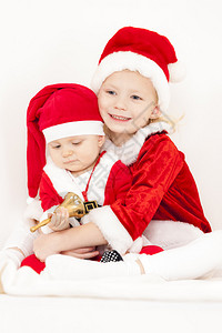两个小女孩像圣诞老人图片
