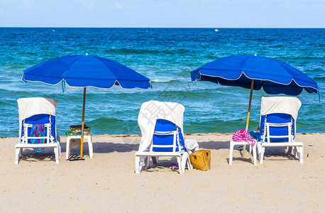 丰田阿瓦隆清晨在迈阿密带椅子和阳伞的美丽背景
