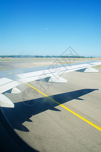 窗外的飞机机翼图片