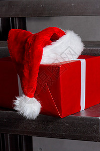 梯子上的圣诞帽和礼盒图片