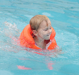 救生衣漂浮的小孩保险概念图片