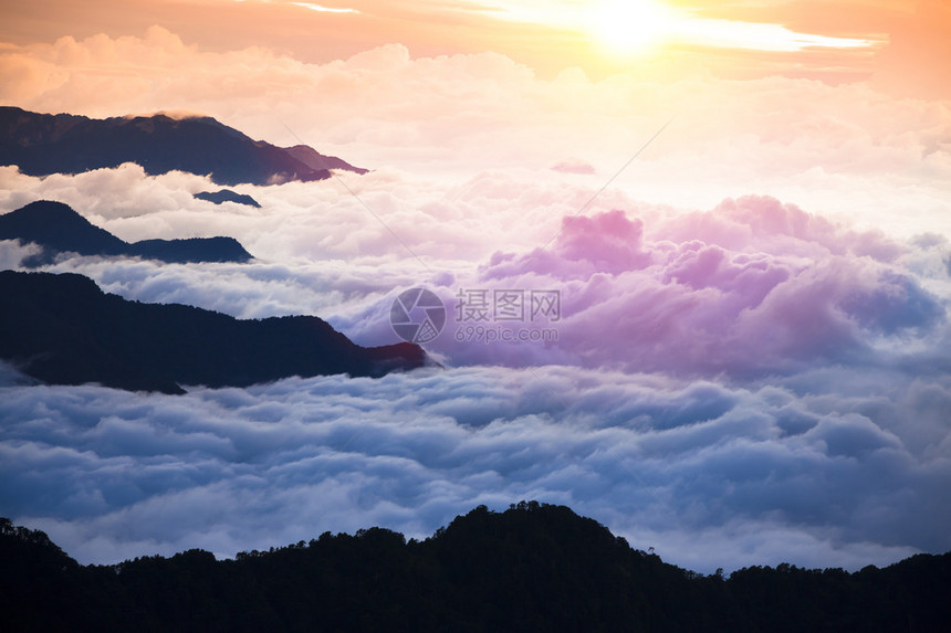 云与日出的山景图片
