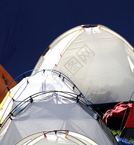 世界各地冒险探的帐篷冰屋和蓝色背景图片