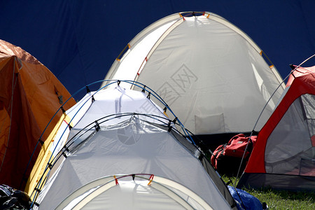 露营地的冰屋帐篷为人们提图片