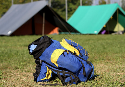 背包和露营地的帐篷图片
