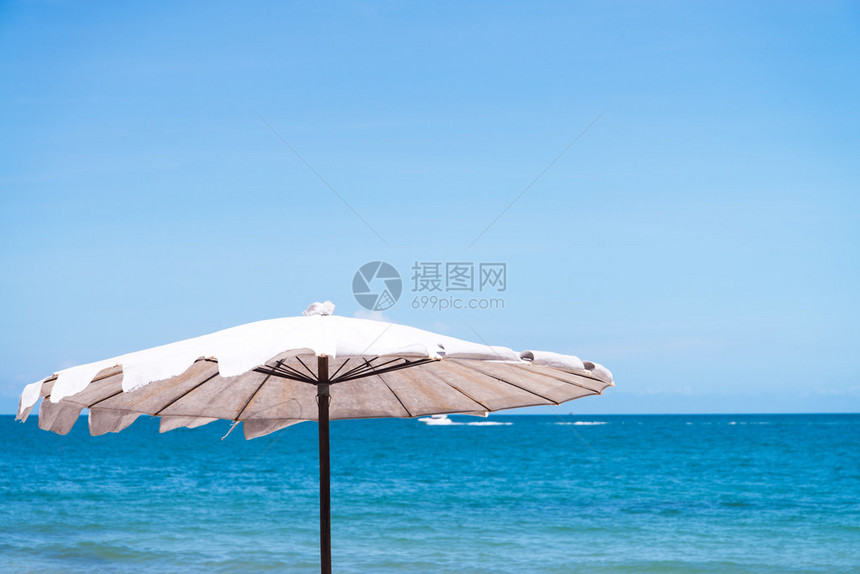 沙滩上的伞状图片
