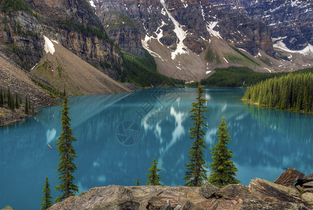 加拿大艾伯塔省班夫公园冰碛湖令人难以置信的蓝绿色水图片