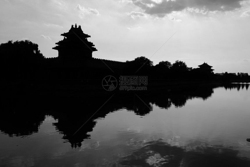 北京故宫西北角的黄昏剪影图片