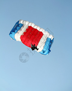 天空极限运动的跳伞者图片
