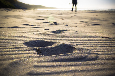 沙地上的脚印和一个在北欧散步图片