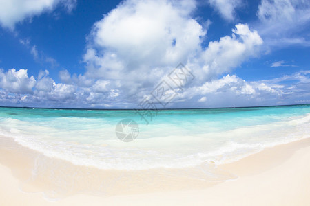 美丽的海滩和云马尔代夫图片