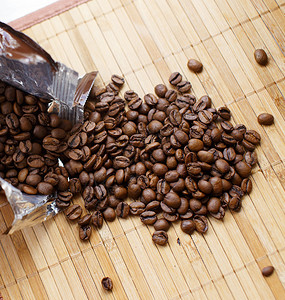 散落的咖啡豆的形象图片