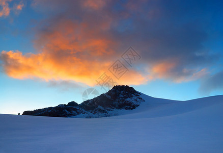冬天的山和天空美丽的风景图片