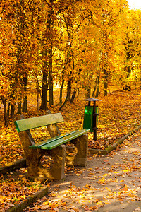 秋天公园里的长凳图片